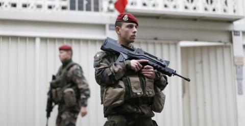 Soldados franceses custodian la entrada de un colegio judío en París. - REUTERS