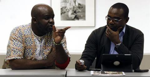 El presidente de la Conferencia Panafricana de España, Abuy Nfube, y el redactor del diario 'Afro Kairos', Simon Nong, durante la presentación del documento en Madrid. - EFE