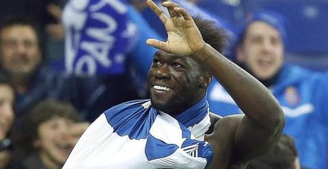 Caicedo celebra uno de sus goles al Valencia. EFE/Andreu Dalmau