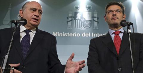 El ministro del Interior junto al ministro de Justicia, tras la reunión con el PSOE para tomar medidas contra el yihadismo. EFE