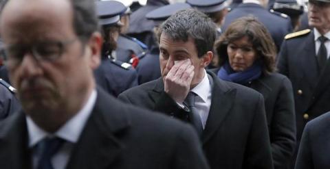 El primer ministro francés, Manuel Valls, se seca las lágrimas durante el funeral de los tres policías asesinados. - EFE