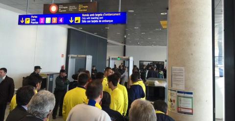 La expedición del Villarreal pasando los controles de seguridad en el aeropuerto de Castellón. /@VillarrealCF