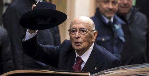 Giorgio Napolitano saluda a su llegada a su residencia en Roma. - EFE