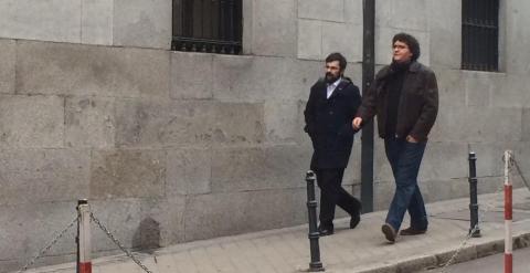 Facu Díaz llega a la Audiencia Nacional acompañado por su abogado. / GUILLERMO GUZMÁN