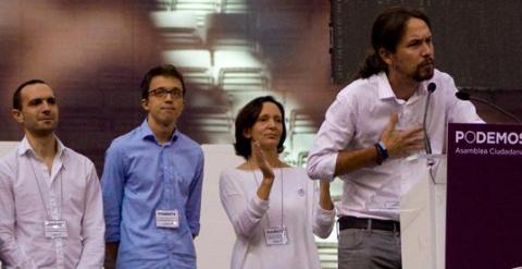 Pablo Iglesias, con el nucleo duro de Podemos, en la Asamblea de la formación del pasado octubre. J.V.