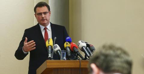 El presidente del Banco Nacional Suizo, Thomas Jordan, explica en rueda de prensa la decisión de la entidad de abandonar la vinculación del franco suizo con el euro. REUTERS/Arnd Wiegmann