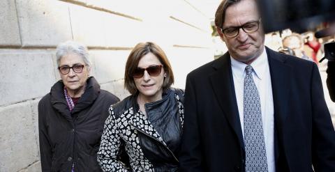 La presidenta de la ANC, Carme Forcadell, con la responsable de Òmnium Cultural, Muriel Casals, y el presidente de la Asociación de Municipios por la Independencia, Josep Maria Vila d'Abadal, a su llegada al Palau de la Generalitat para participar en la r