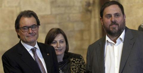 El presidente de la Generalitat, Artur Mas, y el lider de ERC, Oriol Junqueras, se estrechan la mano ante la presidenta de la Asamblea Nacional Catalana (ANC), Carme Forcadell. EFE/Alejandro García.