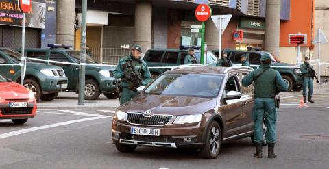 Agentes de la Guardia civil durante la operación llevada a cabo en Bilbao contra el denominado 'frente de cárceles' de la banda terrorista ETA. EFE/LUIS TEJIDO