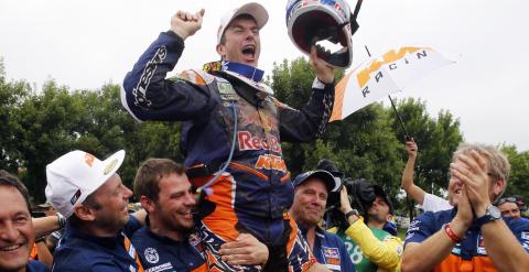 Marc Coma celebra con sus compañeros de equipo su victoria en el Dakar. - REUTERS