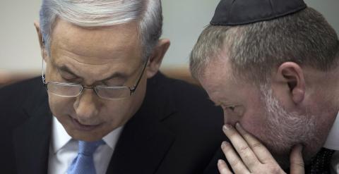 El primer ministro de Israel, Bejamin Netanyahu, conversa con uno de sus asesores. - REUTERS