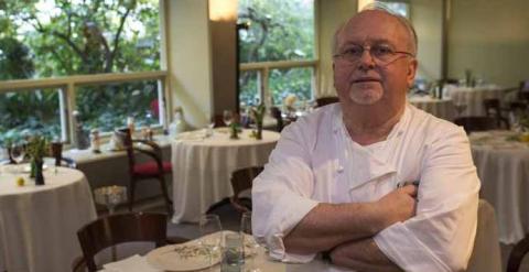 El chef Jean-Louis Neichel, a la entrada de su restaurante. EFE/Alejandro García