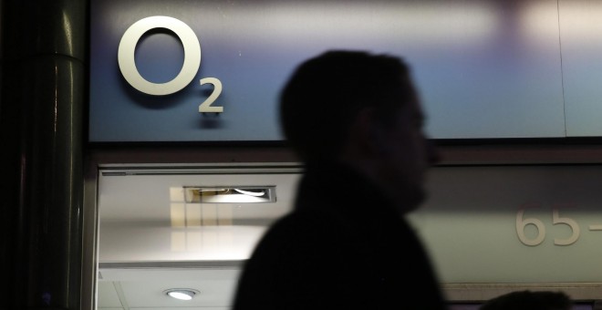 Una persona pasa por delante de una tienda de la operadora O2, la filial británica de Telefónica. REUTERS