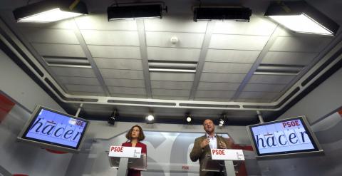 La secretaria de Estudios y Programas del PSOE, Meritxell Batet y el secretario de Politica Federal, José Antonio Prada, durante la rueda de prensa que han ofrecido en la sede de su partido. EFE/Javier Lizón