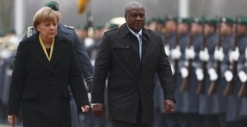 La canciller alemana Angela Merkel con el presidente de Ghana, John Dramani Mahama, durante la ceremonia de biendenida al dirigente africano, en Berlín. REUTERS/Hannibal Hanschke