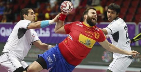 El jugador de la selección española de balonmano Juan Andreu (c), lucha por el balón durante el partido del Grupo A entre España y Chile. /EFE