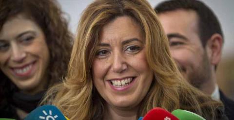 La presidenta de la Junta de Andalucía, Susana Díaz (PSOE), atiende a los periodistas en  Jerez de la Frontera (Cádiz).EFE/Román Ríos.
