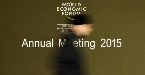 Un agente de seguridad camina delante del logotipo del Foro Económico Mundial, en el Centro de Congresos de la localidad suiza de Davos. EFE