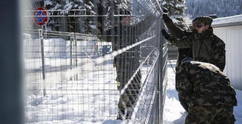 Miembros del ejército suizo, aseguran una valla con motivo de la celebración del Foro Económico Mundial de la localidad suiza de Davos. EFE