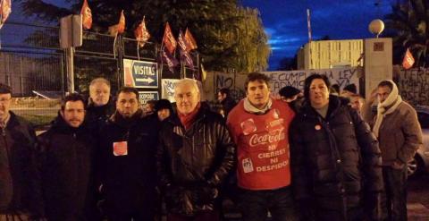 Lara, con los trabajadores de Coca-Cola, este lunes. @cocacolaenlucha