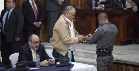 Un policía le coloca las esposas a García Arredondo tras la audiencia en la que ha sido condenado a 90 años de cárcel. - EFE