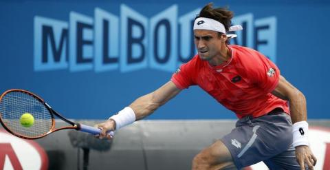 El español David Ferrer golpea la bola contra el brasileño Thomaz Bellucci. /EFE