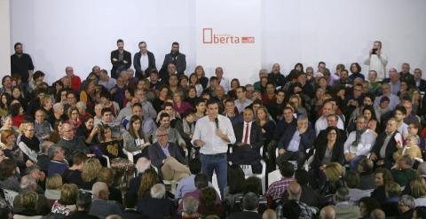 El secretario general del PSOE, Pedro Sánchez, durante su intervención en una asamblea abierta a la ciudadanía en Tarragona. EFE/Jaume Sellart