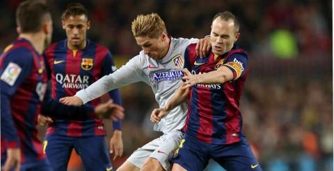 Torres disputa un balón a Iniesta en el reciente choque de Liga entre Barça y Atlético. /EFE