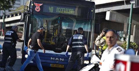 Agentes de Policía investigan el ataque en un autobús en Tel Aviv. /REUTERS