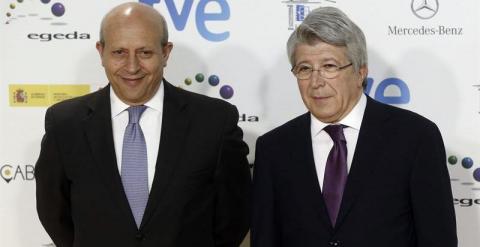 Wert junto a Enrique Cerezo en los recientes premios Forqué. /EFE