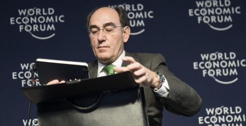 El presidente de Iberdrola, José Ignacio Sánchez Galán, durante una mesa redonda en la primera jornada del Foro Económico Mundial (WEF), en Davos (Suiza). EFE/Jean-Christophe Bott