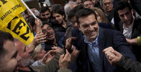 Alexis Tsipras, rodeado de seguidores antes de un acto de campaña. - REUTERS