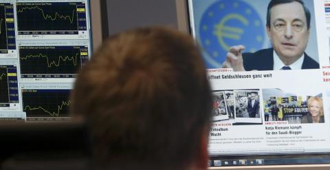 Un operador de la bolsa de Fráncfort observa las noticias sobre la decisión del BCE de mantener los tipos de interés y de iniciar un programa de compra de deuda soberana. REUTERS/Ralph Orlowski