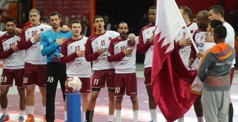 Los jugadores de Qatar, durante el himno nacional antes del partido contra España. KARIM JAAFAR / AFP