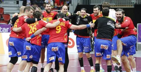 Los jugadores españoles celebran la victoria ante Eslovenia. EFE/Armando Babani