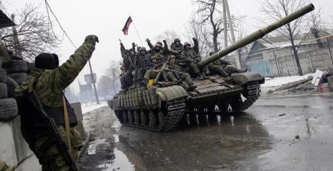 Prorrusos conducen un tanque en Donetsk. - EFE