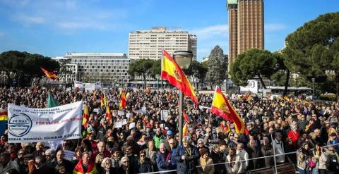 Concentración victimas del terrorismo. Bajo el lema 'No más traiciones' sobre el nombre de cada una de las víctimas asesinadas a manos de ETA, la AVT ha pretendido movilizar a la ciudadanía para clamar al Ejecutivo de Mariano Rajoy que no ha cumplido ning