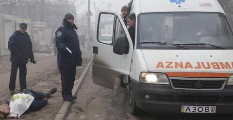 Una ambulancia estaciona junto al cadáver de un civil tras el ataque en la ciudad de Mariuopol. -REUTERS/Nikolai Ryabchenko