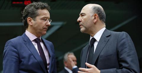 El presidente del Eurogroup, el holandés Jeroen Dijsselbloem, conversa con el comisario de Asuntos Económicos, el francés Pierre Moscovici. REUTERS/Yves Herman