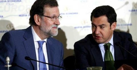 El presidente del PP andaluz, Juan Manuel Moreno (derecha), junto al presidente del Gobierno, Mariano Rajoy, momentos antes de pronunciar hoy una conferencia en un desayuno informativo. (EFE/ CHEMA MOYA)