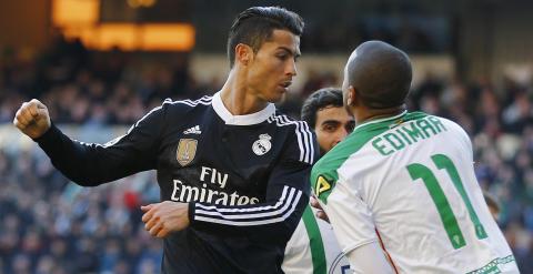 Cristiano Ronaldo agrede a Edimar, jugador del Córdoba. / REUTERS