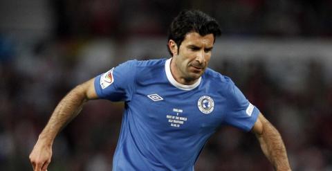 El exfutbolista Luis Figo, en un partido benéfico a favor de UNICEF en Old Trafford, el campo del Manchester United, en 2010. REUTERS/Phil Noble