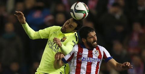 Busquets y Raúl García luchan por un balón durante el partido. REUTER/Sergio Pérez