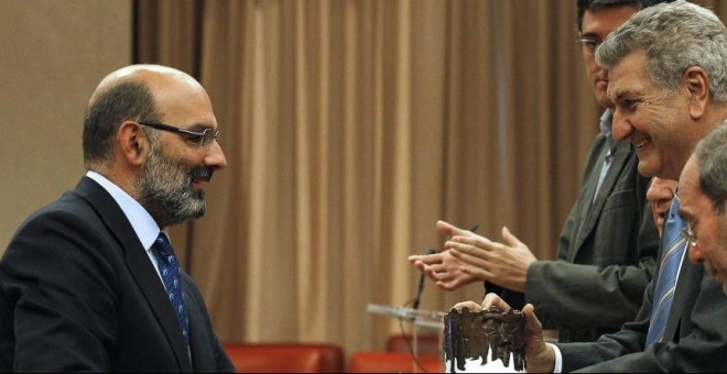 Fernando Abril Martorell, hijo del que fuera vicepresidente con UCD, recibe un premio del Congreso para los protagonistas de la Transición. EFE/Kote Rodrigo