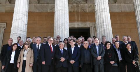 Foto de familia del nuevo Gobierno griego, con los ministros y los viceministros. / Reuters