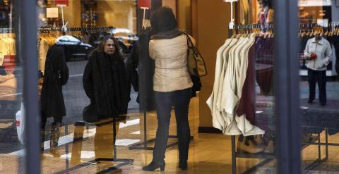 Una mujer observa el escaparete de una tienda de ropa en Madrid. REUTERS/Andrea Comas