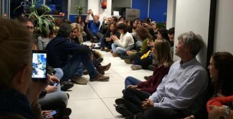 Los trabajadores de RTVE han organizado una sentada en protesta por los cambios de jefes en tres secciones de los Servicios Informativos
