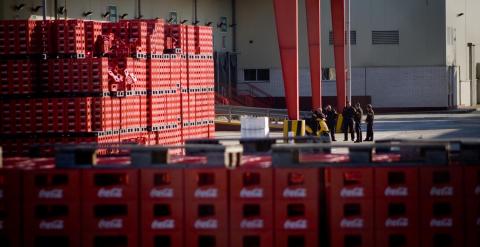 Los vigilantes de seguridad de planta de Coca-cola de Fuenlabrada conversan en las inmediaciones de la fábrica, que lleva un año cerrada. -JAIRO VARGAS