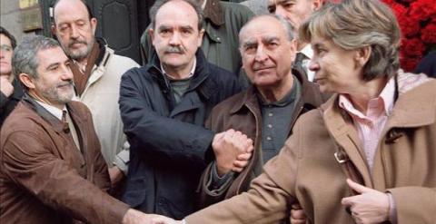 El diputado de IU Gaspar Llamazares estrecha la mano a María Dolores González Ruiz, en presencia de Angel Rodríguez Leal y Miguel Sarabia, tres supervivientes de la matanza de Atocha. (EFE)