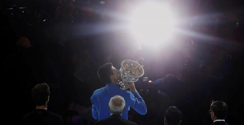 Djokovic celebra su victoria con el trofeo. REUTERS/Brandon Malone